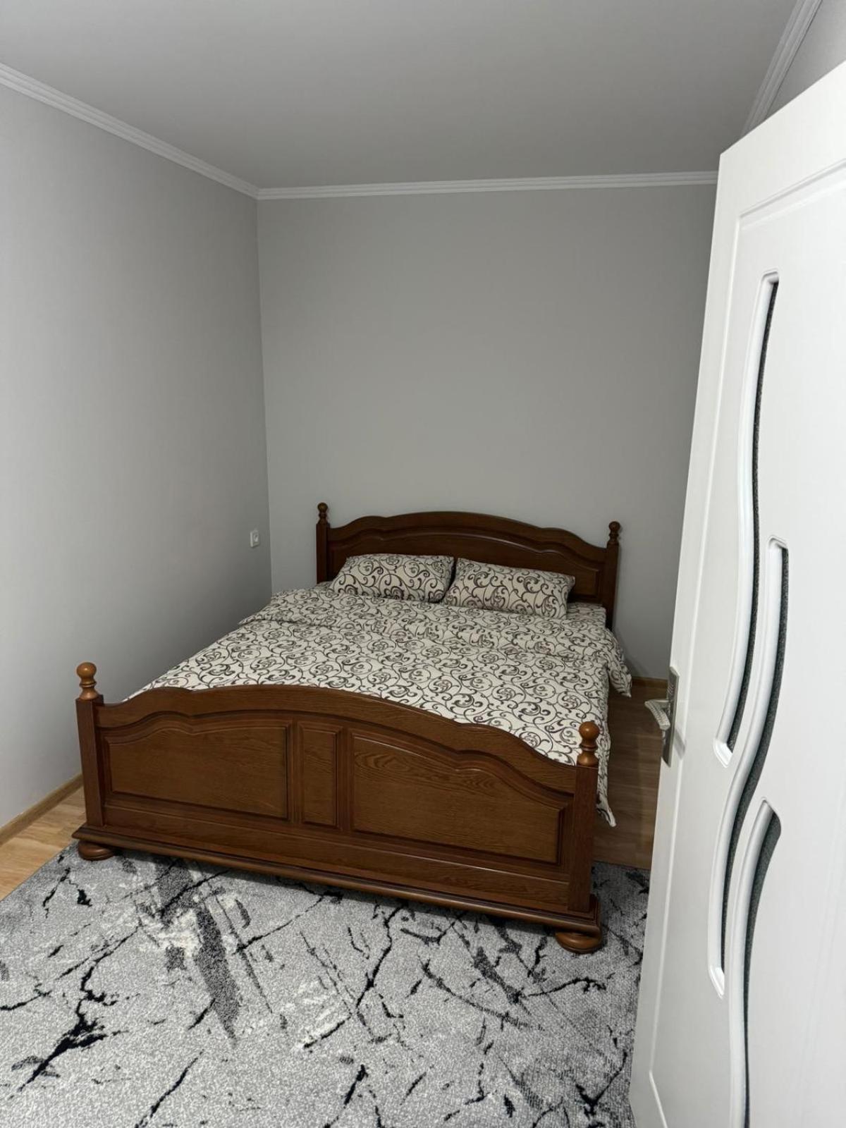 Apartament Str Grenoble キシナウ エクステリア 写真
